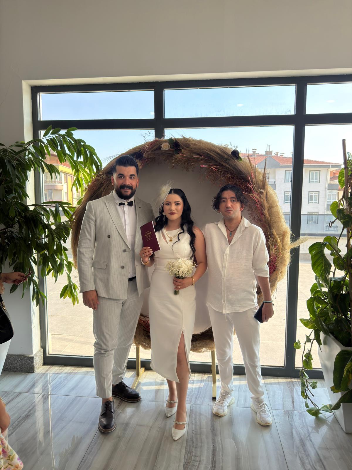 Sanat dünyasının tanınan isimlerinden şair metin özdemir’in kız kardeşi şerife özdemir, ersay ayvacı ile dünyaevine girdi.